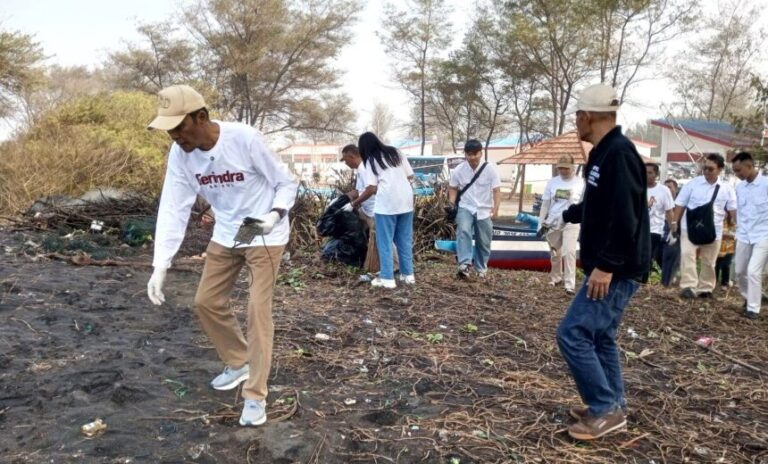 Gerindra DIY Gelar Aksi Bersih Pantai dan Sembako Nelayan Bantul