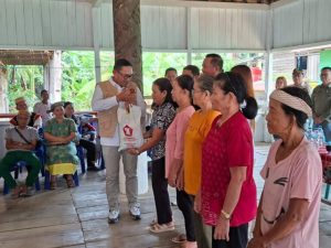 Sungai Mahakam Surut, Seno Aji Salurkan Bantuan di Mahulu