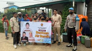 Gerindra Mempawah Salurkan 8.000 Liter Air Bersih Bagi Warga Segedong