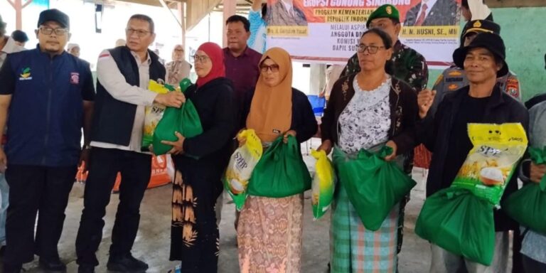 Husni Komisi VIII DPR Salurkan Bantuan Erupsi Sinabung